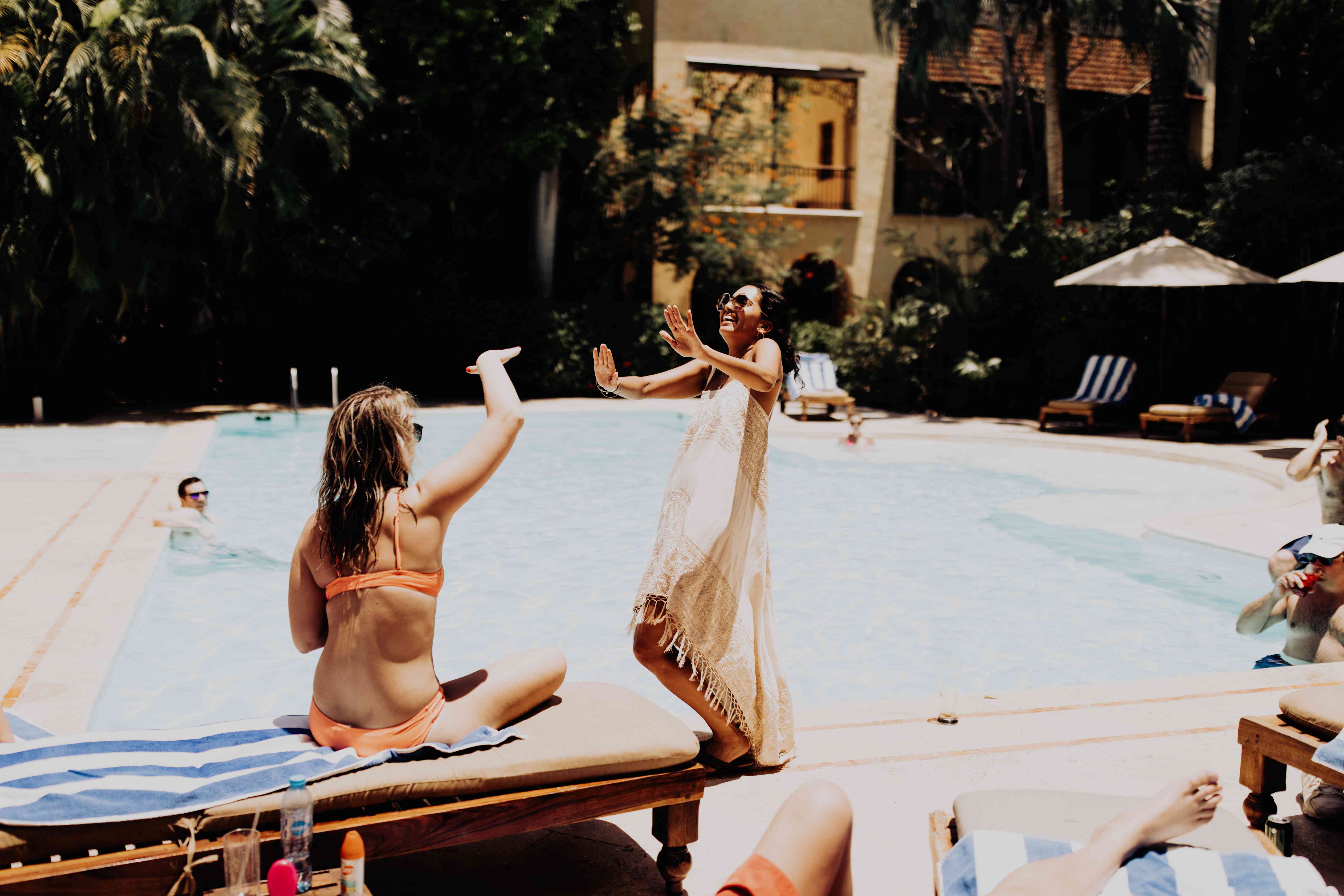 女孩们在游泳池里玩得很开心