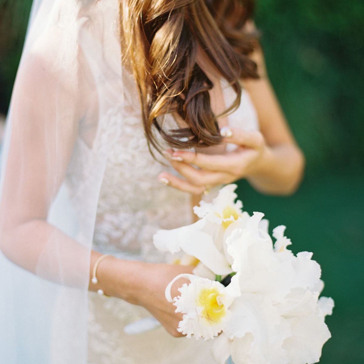 白色posy婚礼花束