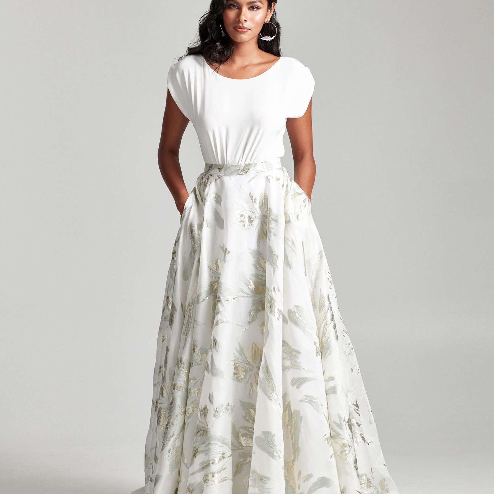 模特身穿短袖白色上衣和印花短裙