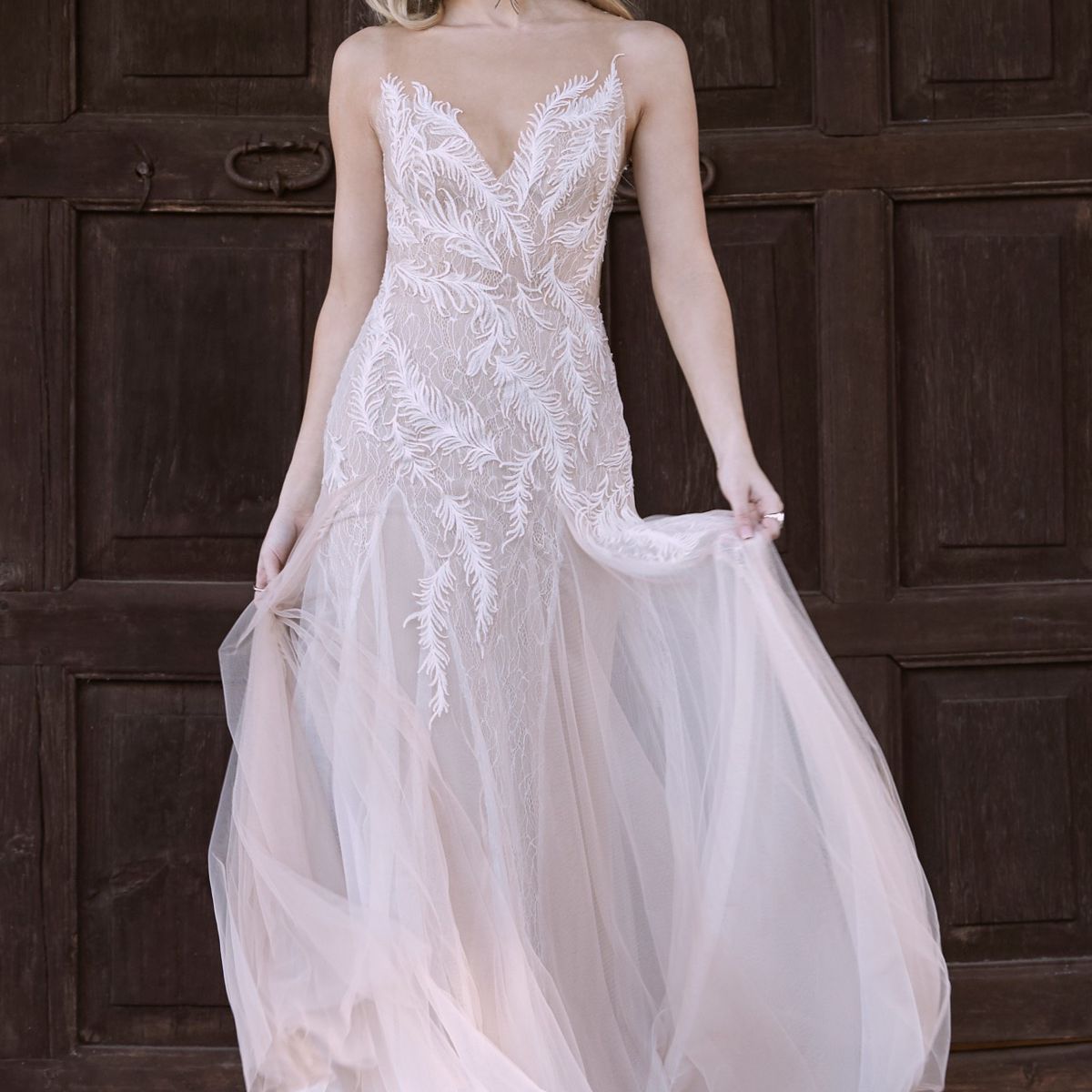 V领配上毛茸茸的模型，带羽毛刺绣