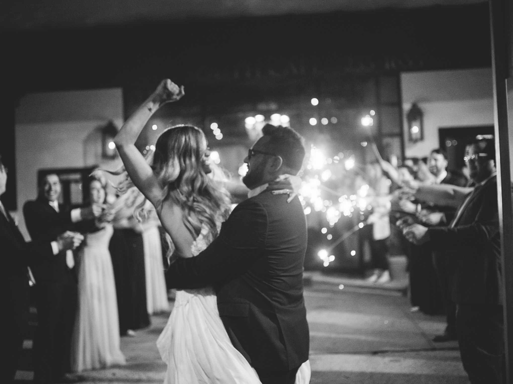 古怪的萨凡纳婚礼，新郎抱着新娘