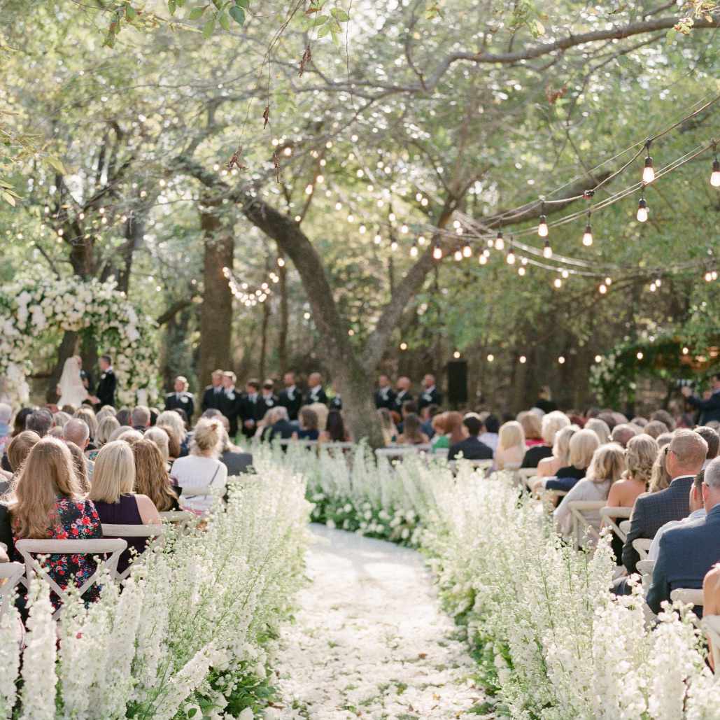 走道两旁有鲜花和串灯