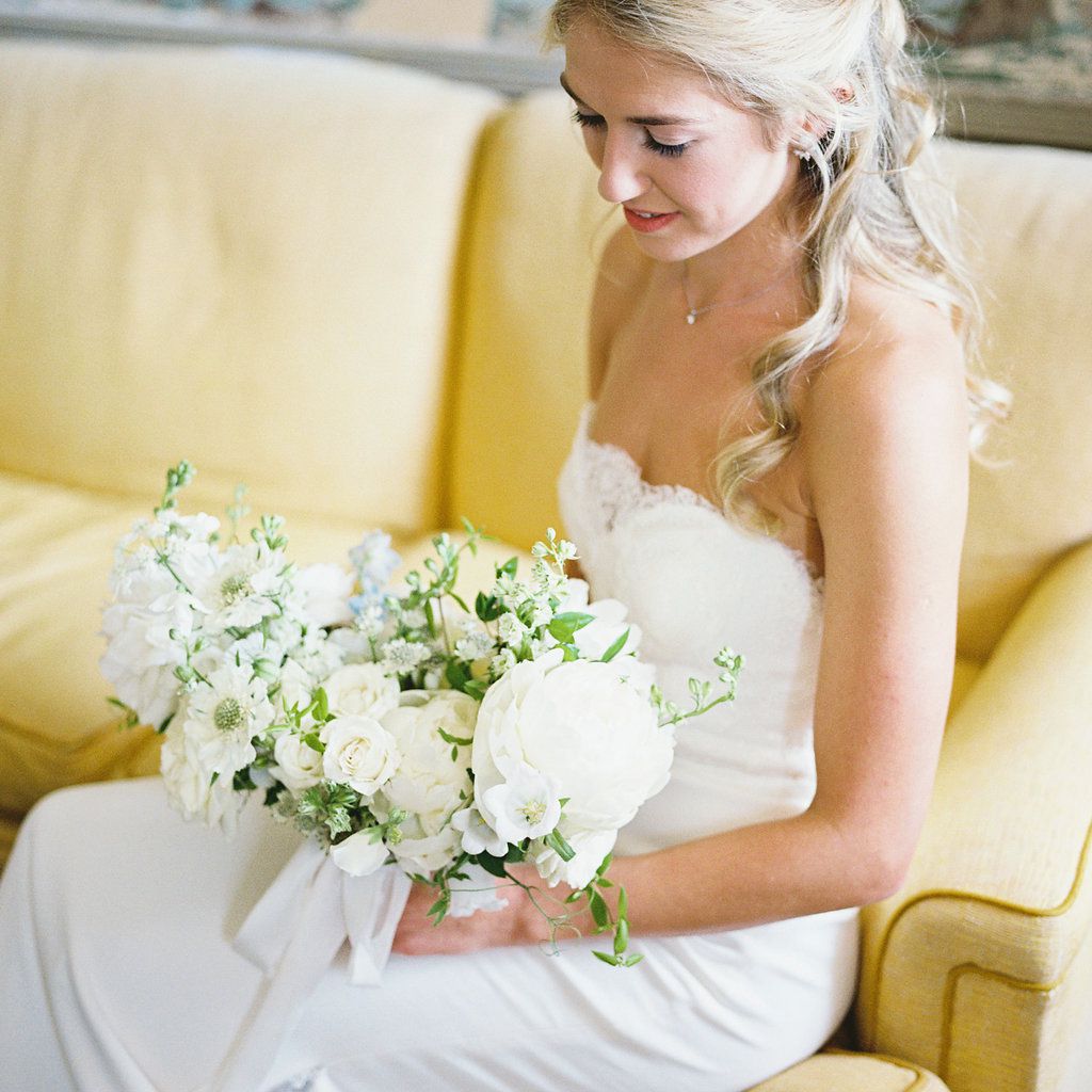 坐在花束的新娘