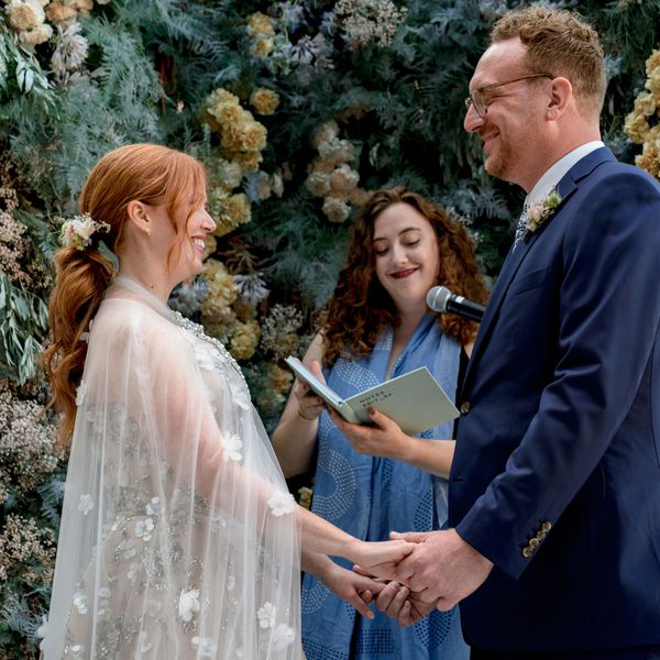 新娘和新郎在圣坛上