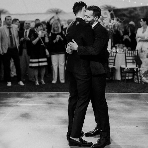 两个新郎在他们的婚礼上分享第一支舞