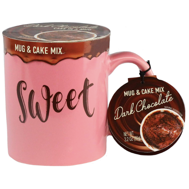 黑巧克力蛋糕在马克杯礼品套装