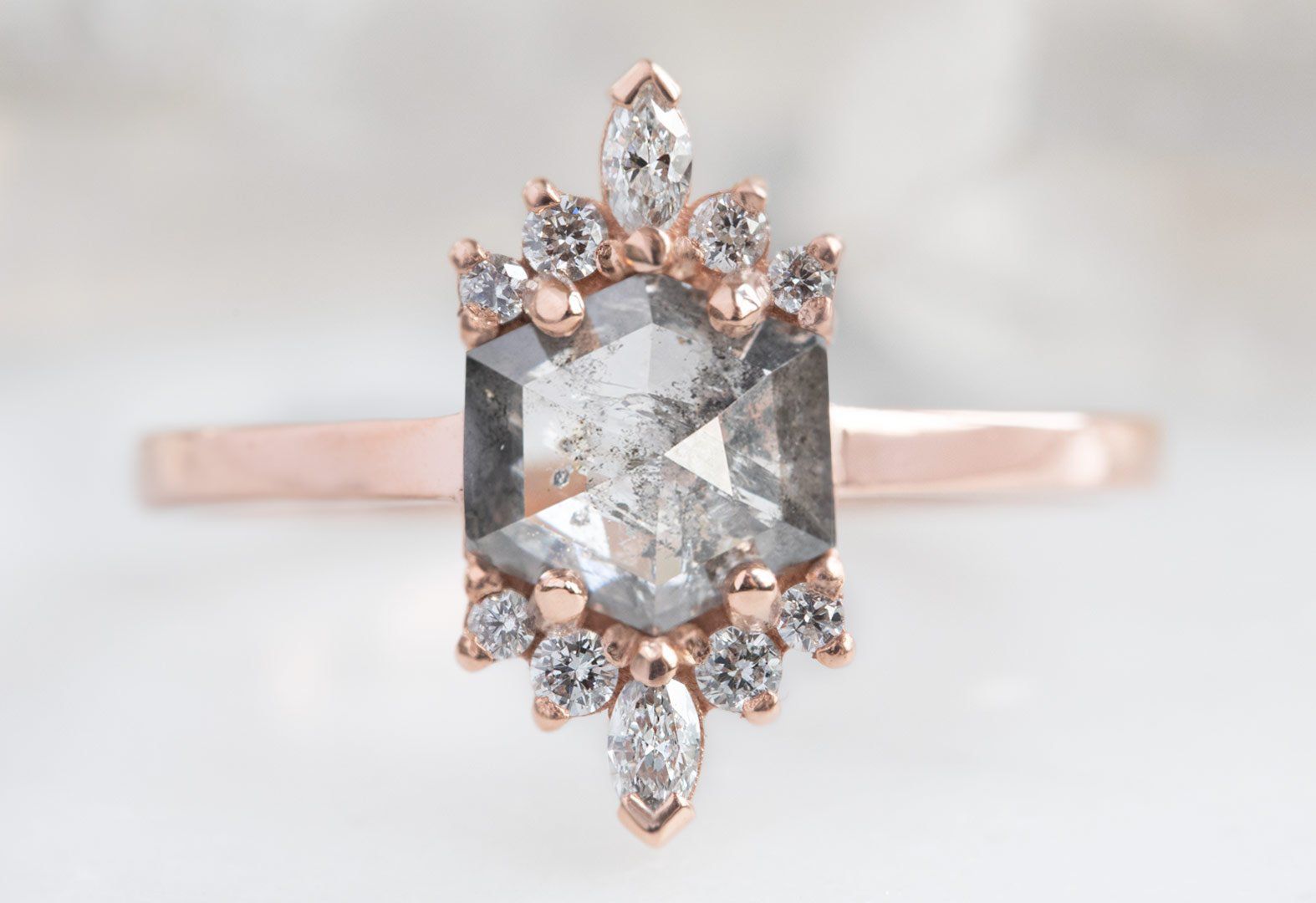 六角形的盐和胡椒钻石与白色钻石日出玫瑰金设置和带