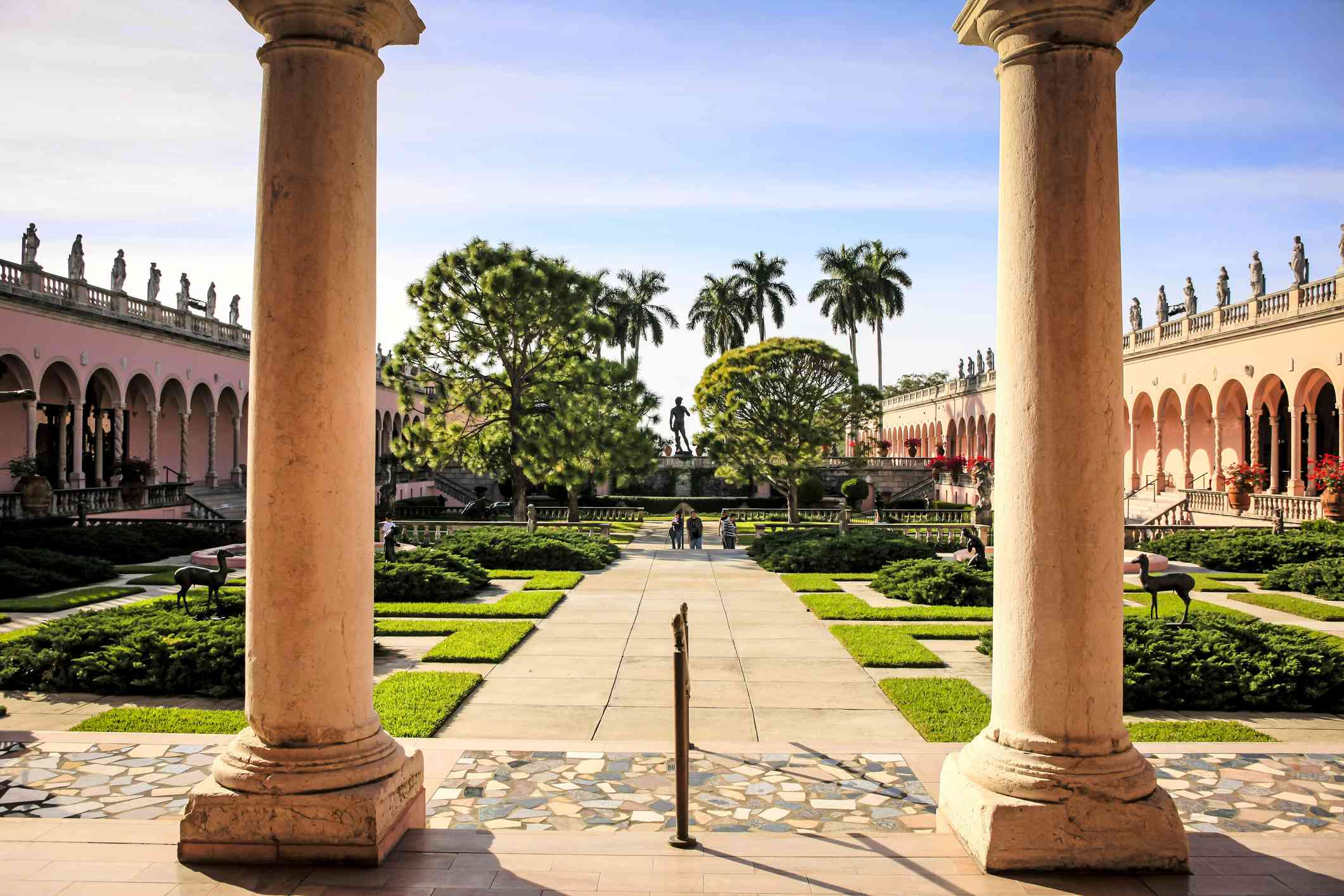 佛罗里达州萨拉索塔的Ringling Museum的庭院和专栏