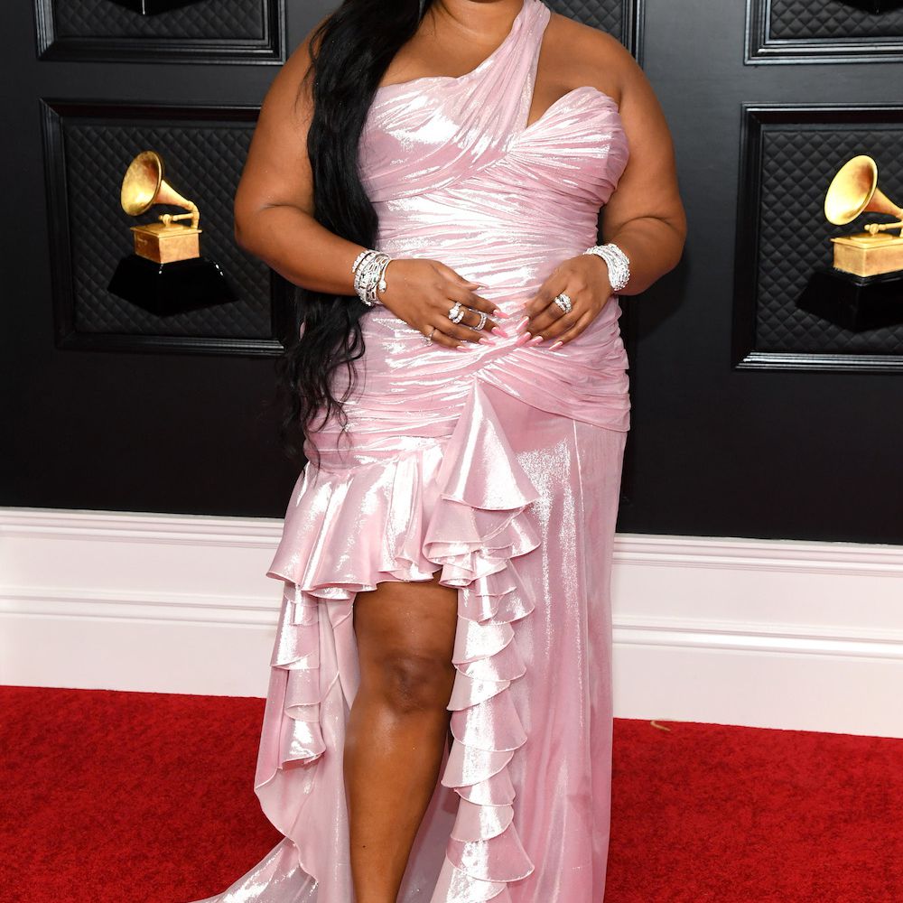 利扎索在一肩浅粉红色褶饰和皱褶的格莱美礼服