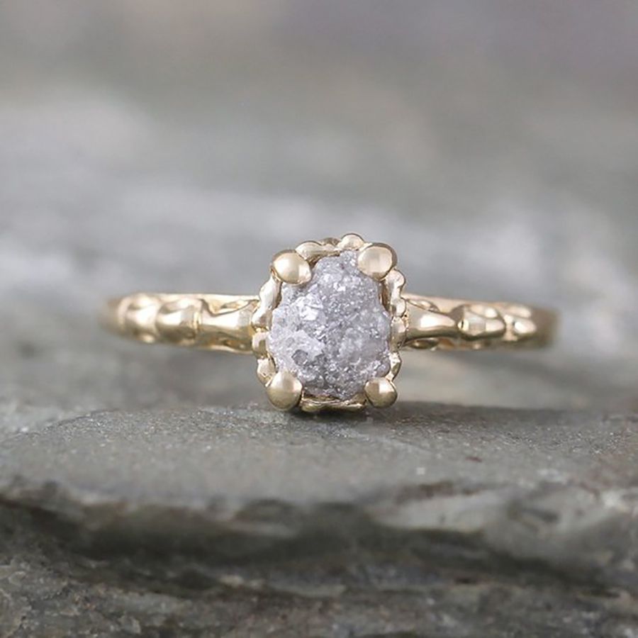 粗糙的钻石设置在黄金铸成的古董丝线风格设置