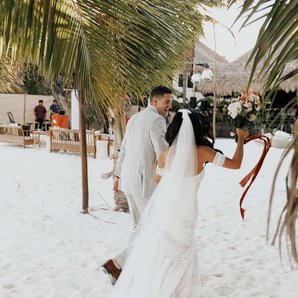 新婚夫妇离开了仪式