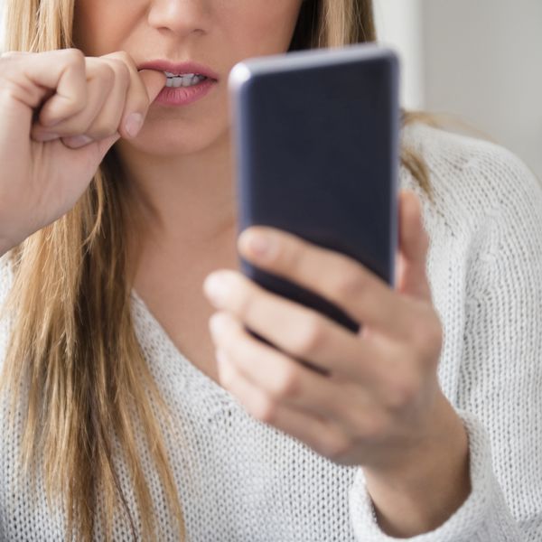 使用智能手机的神经年轻女子