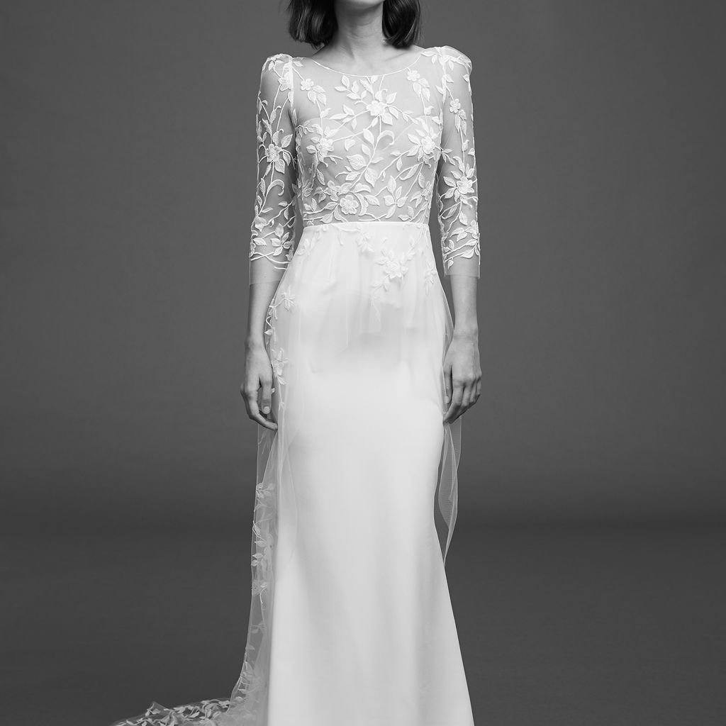 模特在绉纱连衣裙与花卉刺绣三分之一袖