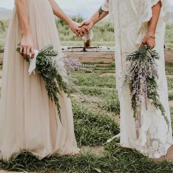 手持花束的新娘