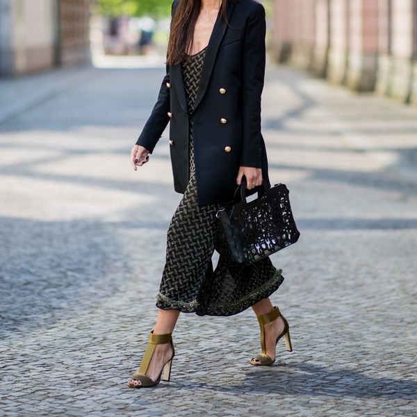 穿过街道的女商人