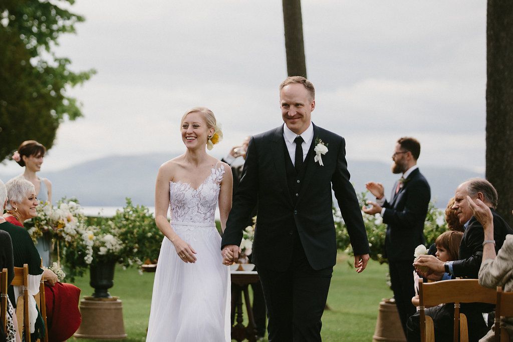 新娘和新郎在退场