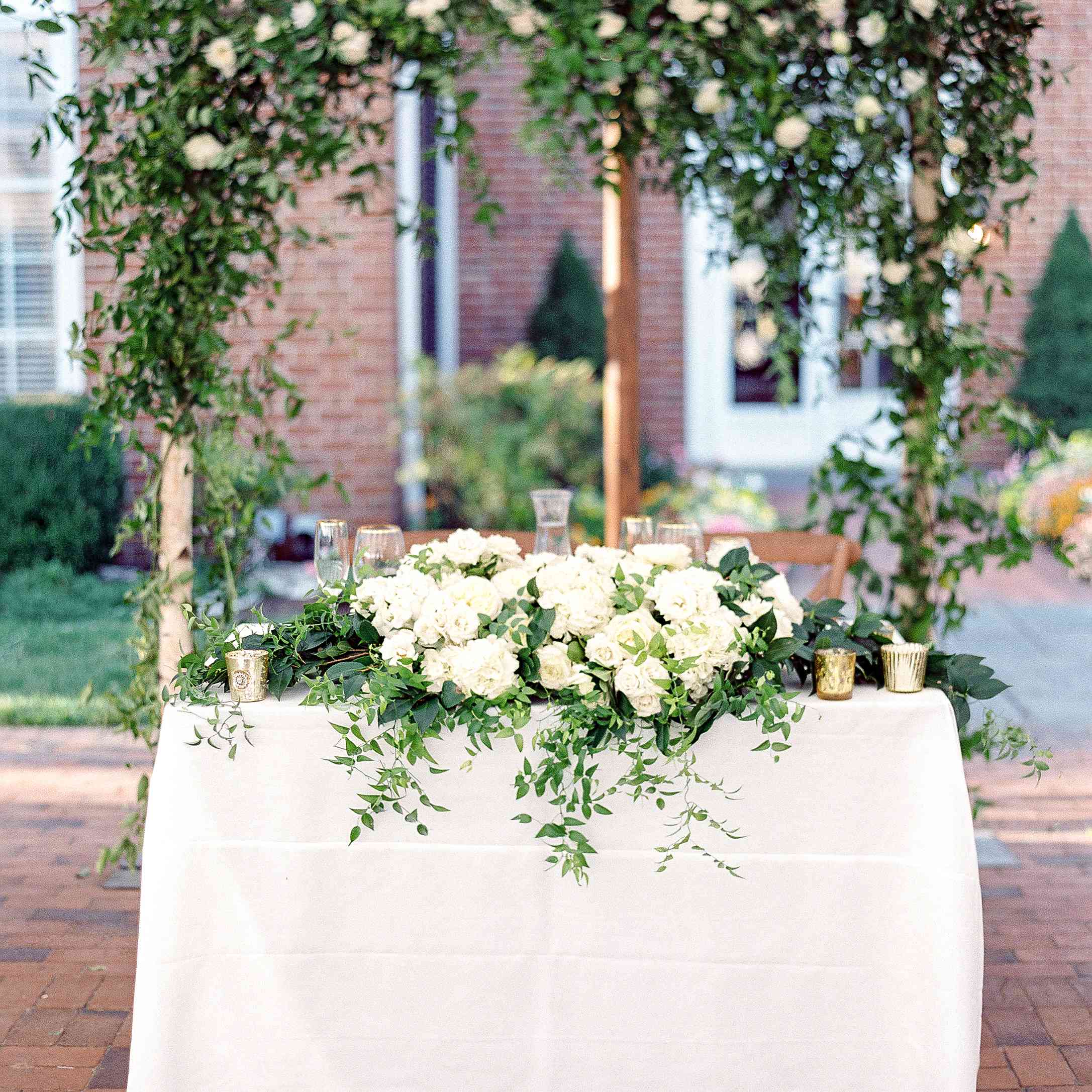 <p甜心桌子上覆盖着藤蔓、树叶、花的点缀</p <br