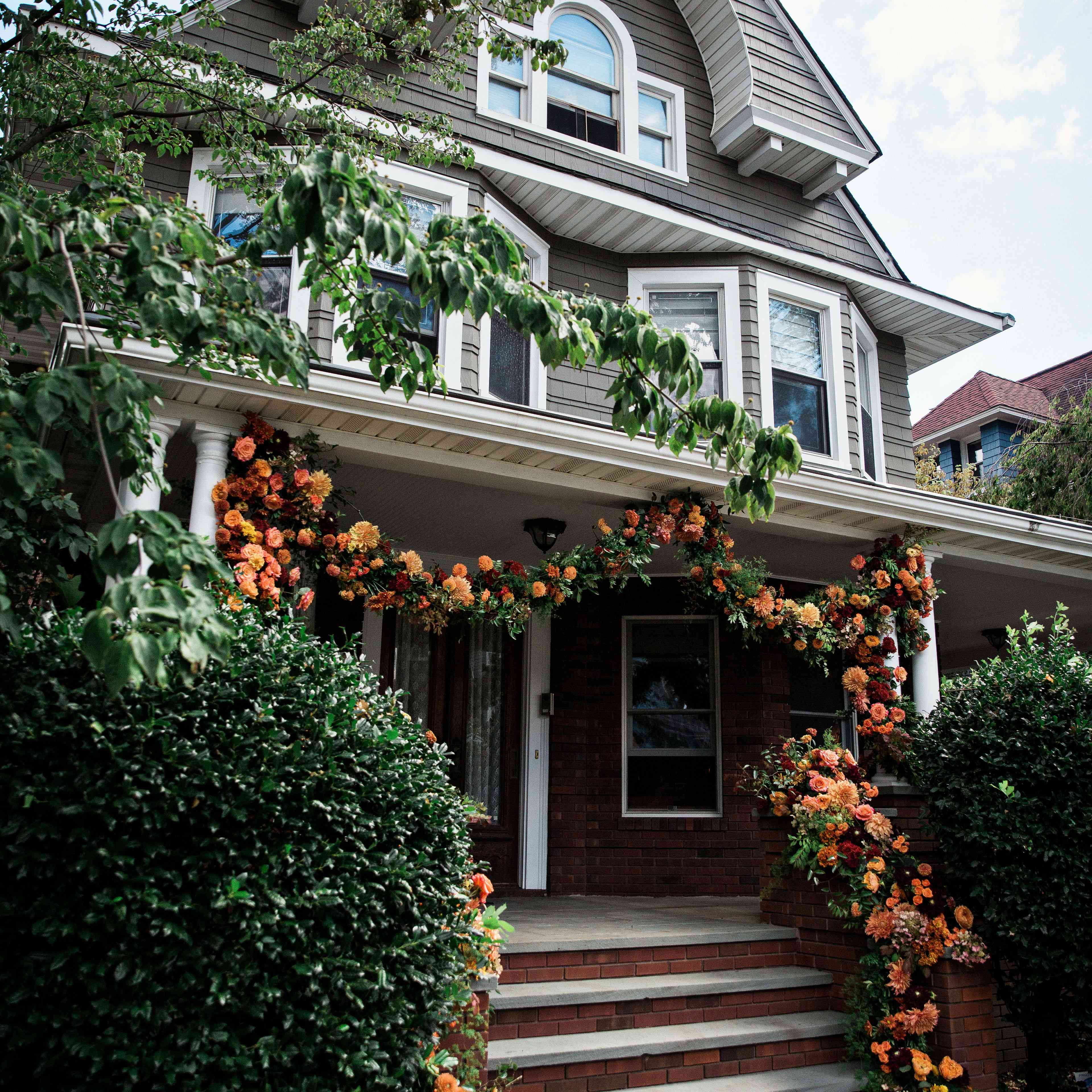 装有花卉装置的房子