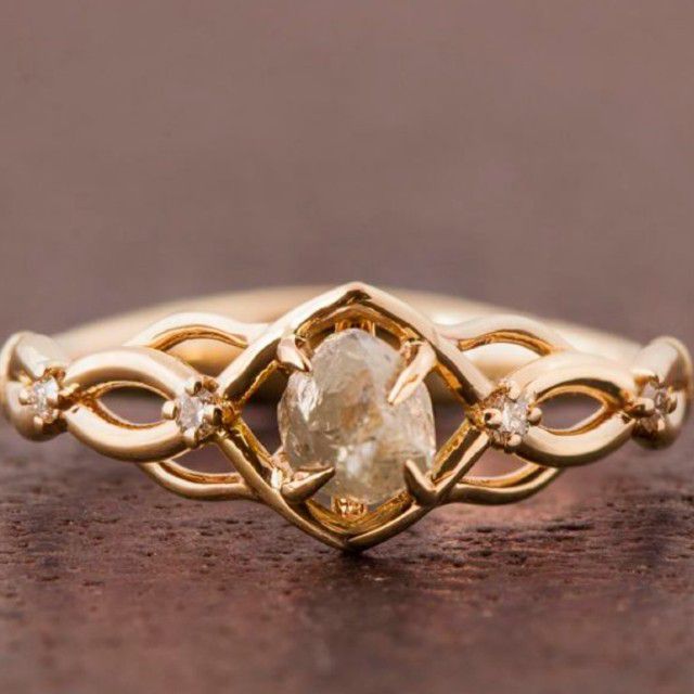 黄金凯尔特结订婚戒指与一个未经加工的钻石中心ld乐动官网