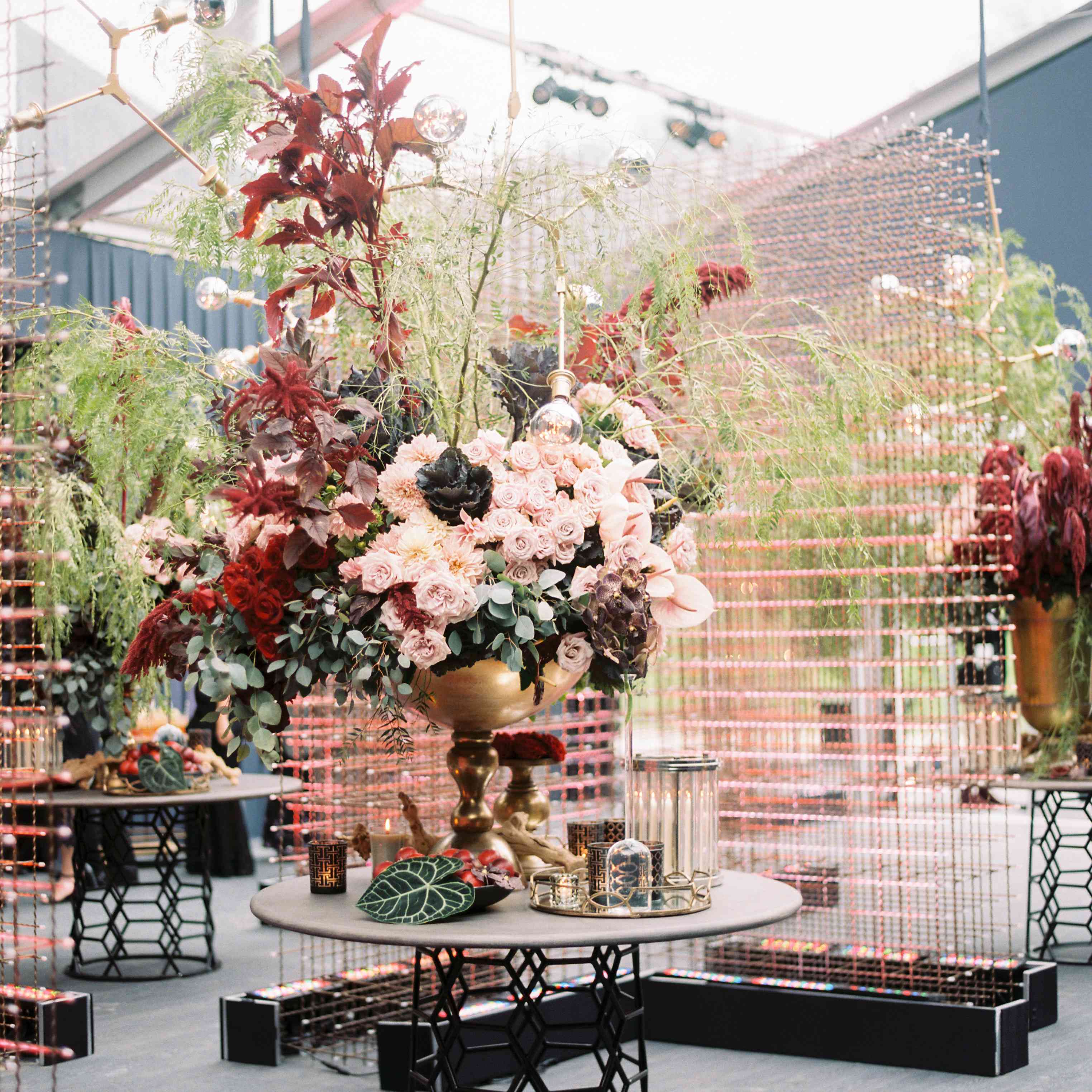 婚礼帐篷里的插花