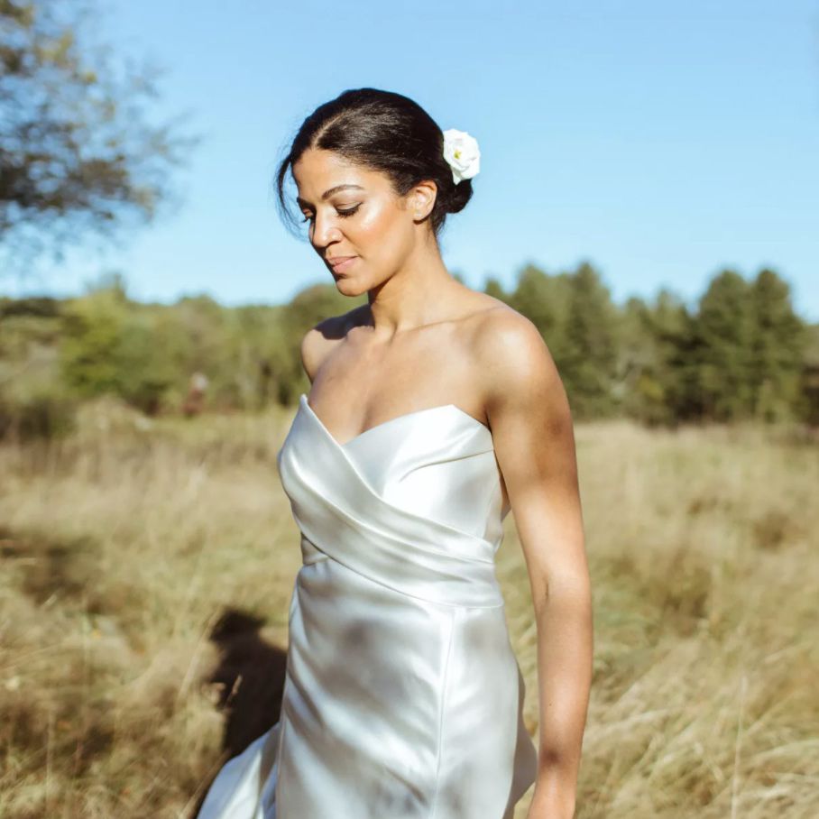 新娘单一白色盛开在发髻