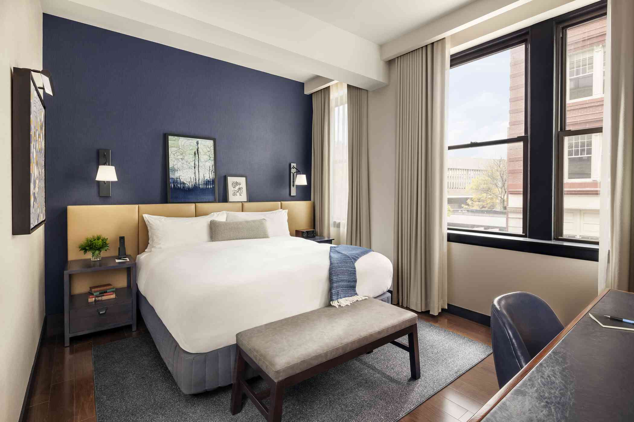 灰蓝色方案的酒店客房