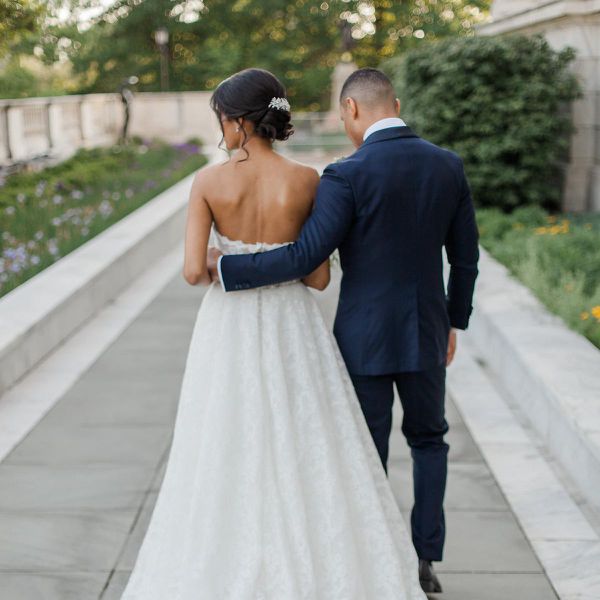 新郎和新娘从后面拍摄