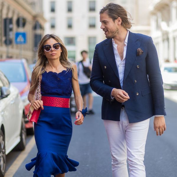 一对夫妇在街上聊天