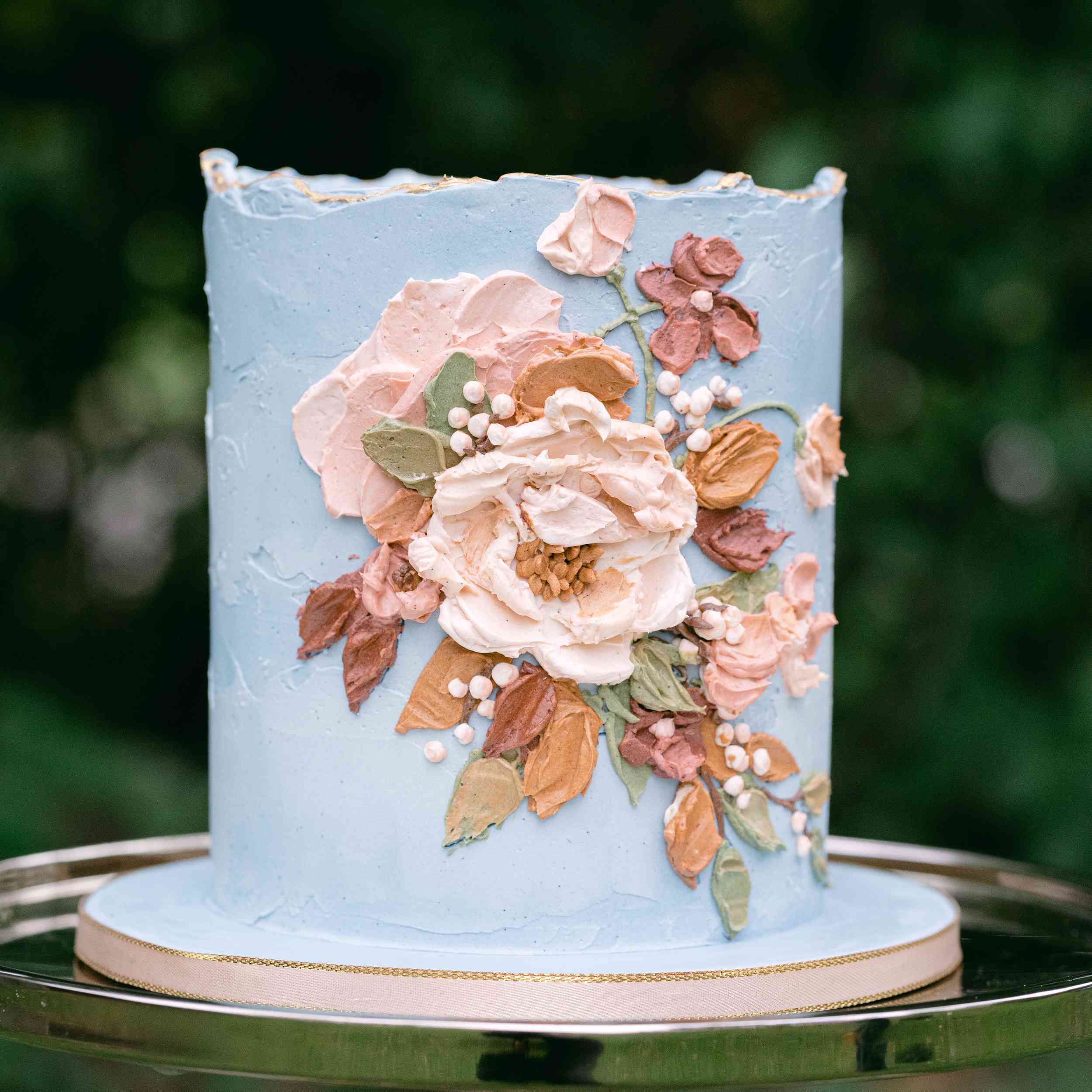 浅蓝色奶油彩绘蛋糕