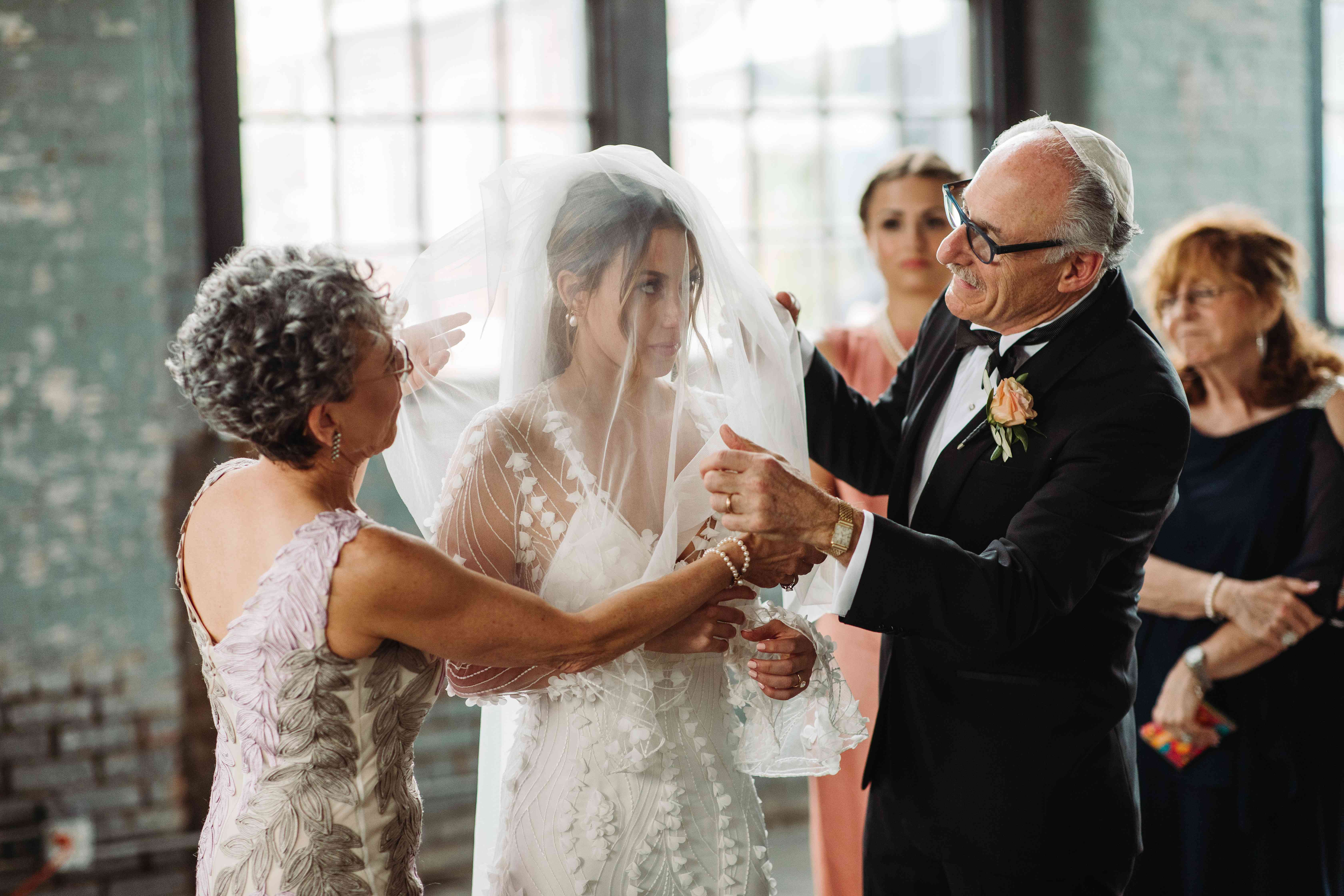 新娘的父母固定面纱