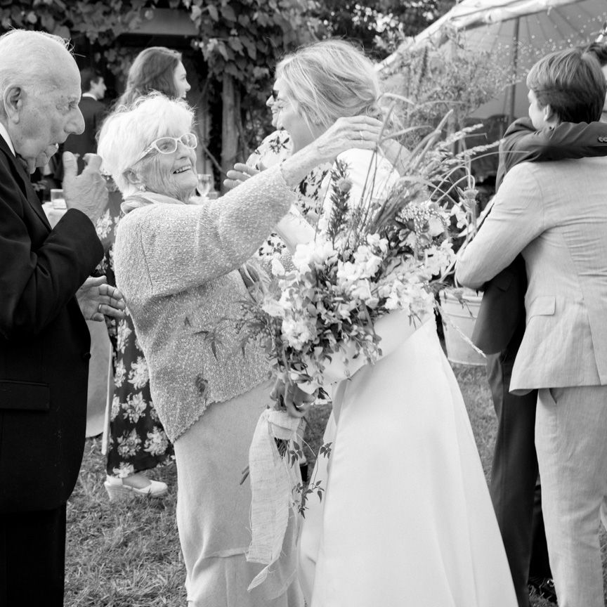 新娘拥抱祖父母