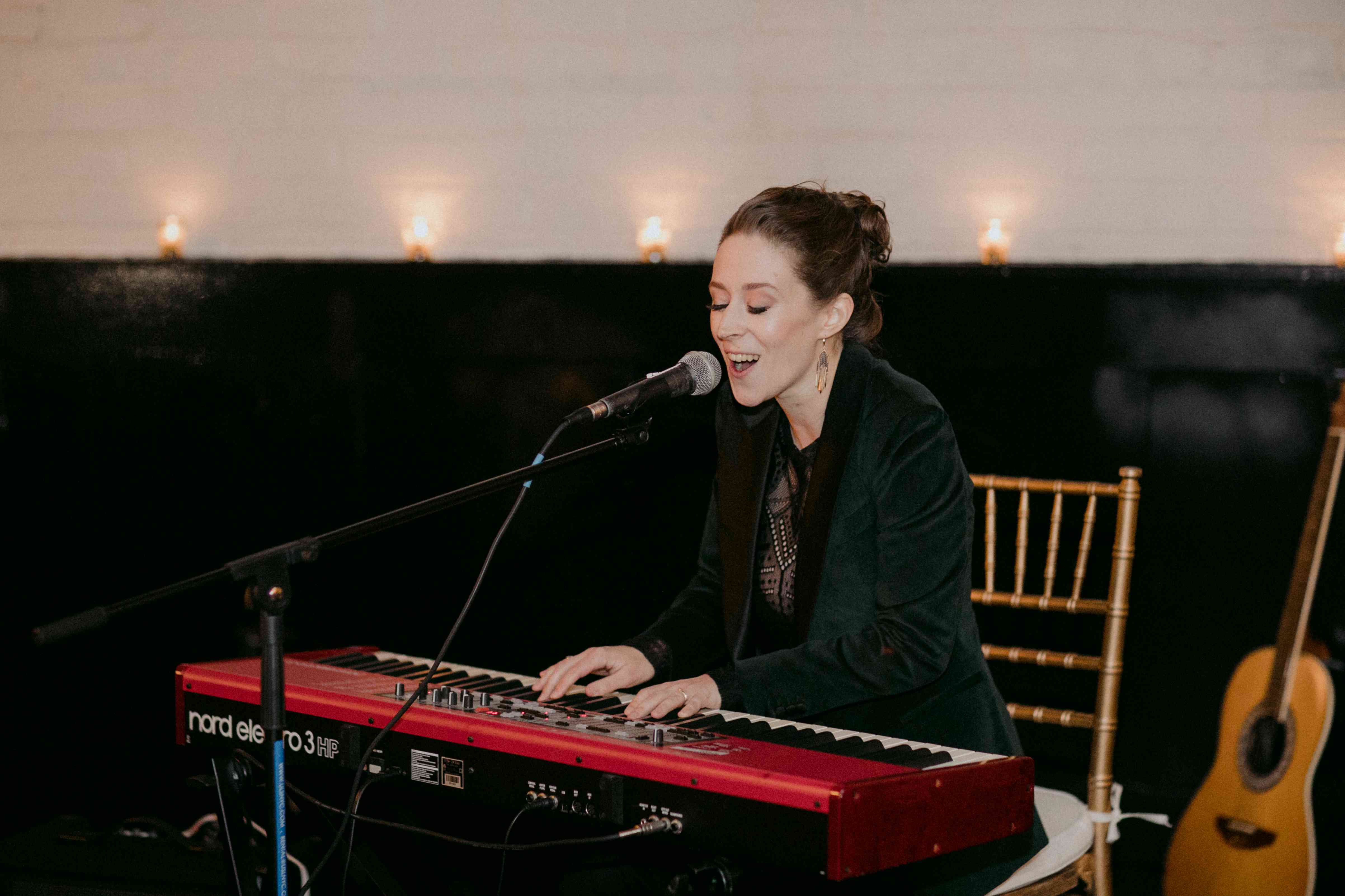 凯蒂在键盘上进行歌曲“class=