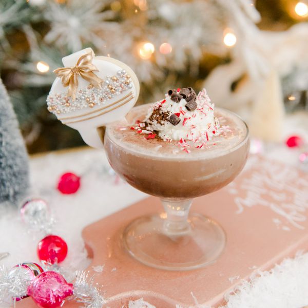 热可可鸡尾酒配糖饼干装饰