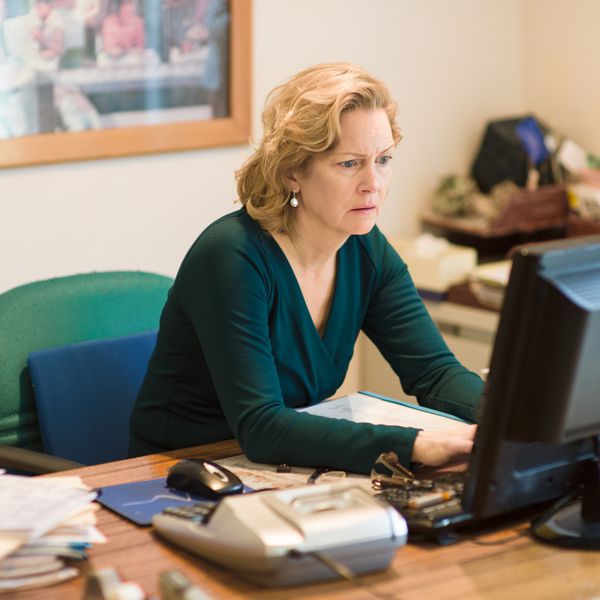 键入在计算机上的办公室的妇女