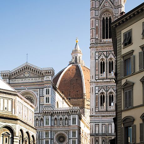 托斯卡纳，我忽略了偶尔的阵雨，通过参加托斯卡纳几十个复活节庆祝活动中的一个来庆祝春天的到来。从佛罗伦萨大教堂广场的焰火开始，到乡村的格拉西纳和基安蒂的户外市场游行，佛罗伦萨周围的整个地区都对这个象征性的新开始可能带来的东西充满了热情。进城后，入住四季酒店（Four Seasons Hotel Firenze），员工可安排您在其私人花园或Vecchio桥露天露台上享用晚餐，俯瞰酒馆