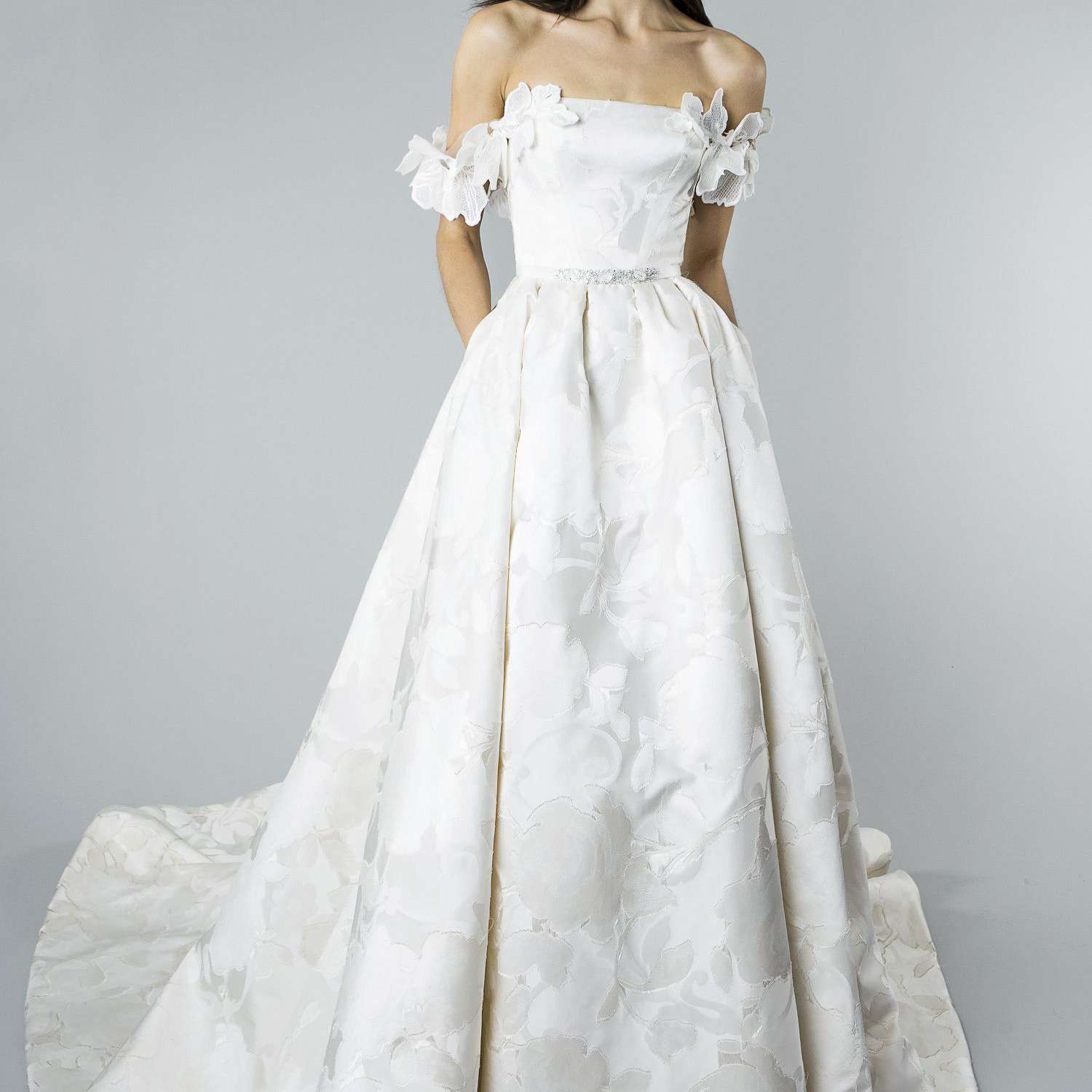 模型的象牙色丝绸酒坊跑车玫瑰图案长礼服与碎花披风帽套