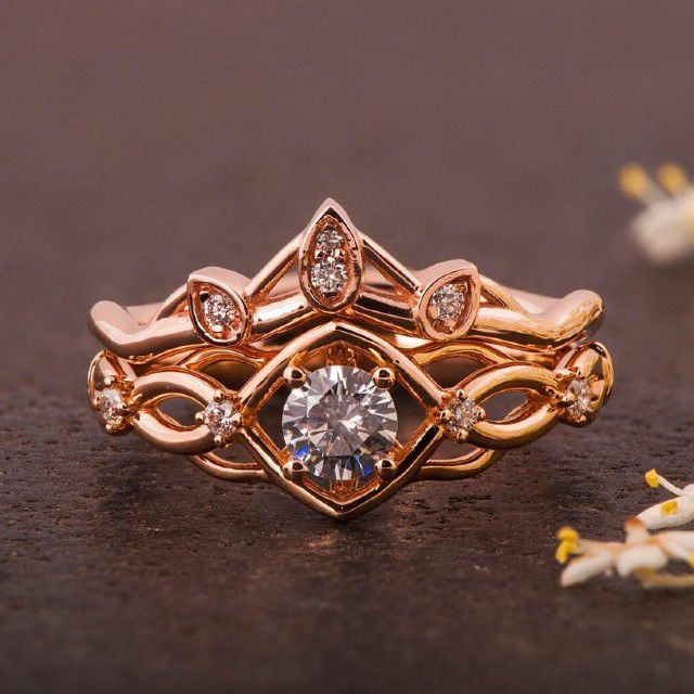 金凯尔特结戒指与匹配冠婚纱