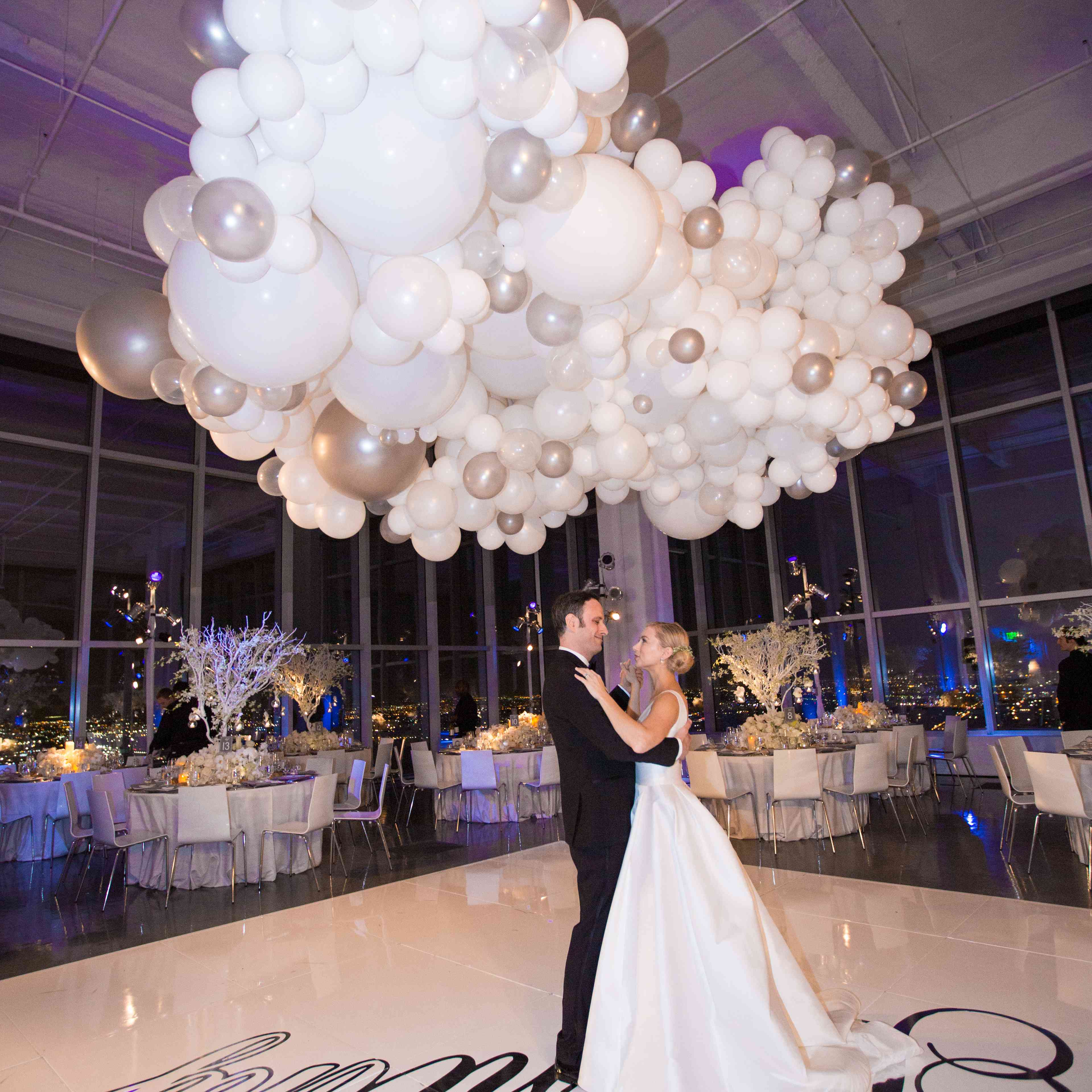 首先是舞蹈气球的结构装饰