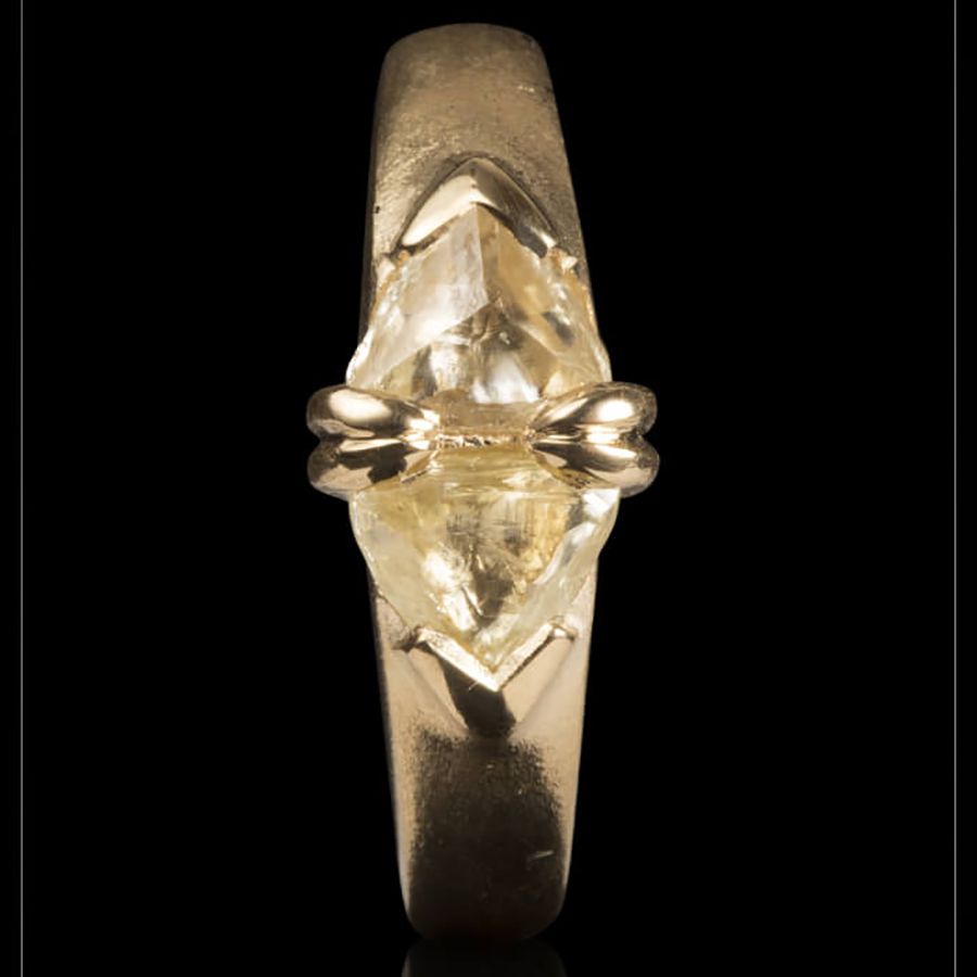 黄色的未经加工的钻石镶嵌在黄色的黄金