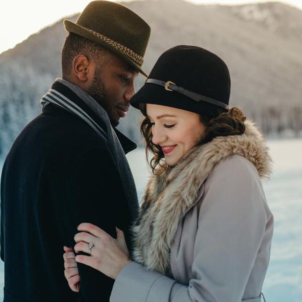 男人和女人站在户外