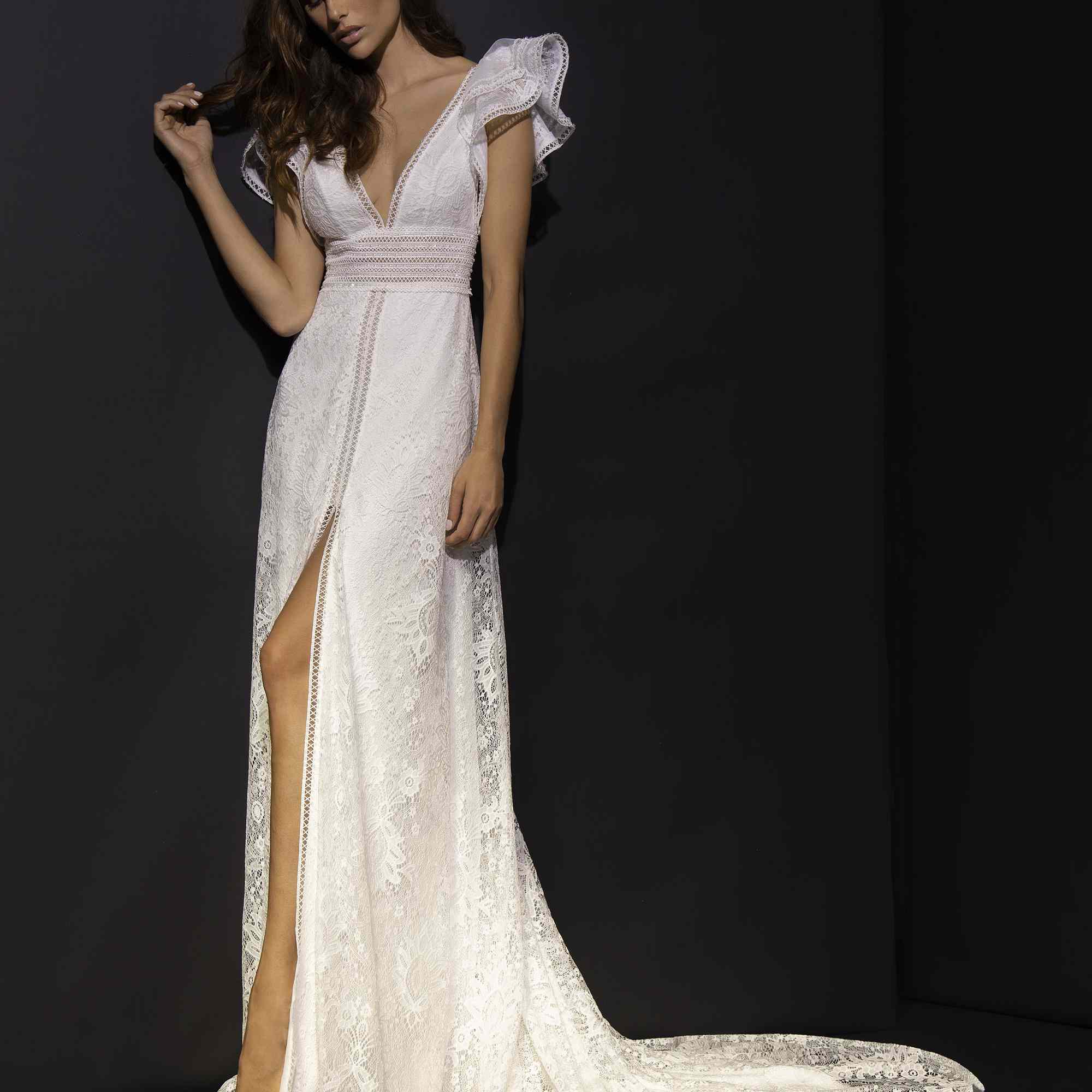 模特身着高开叉的v领礼服和蝴蝶袖