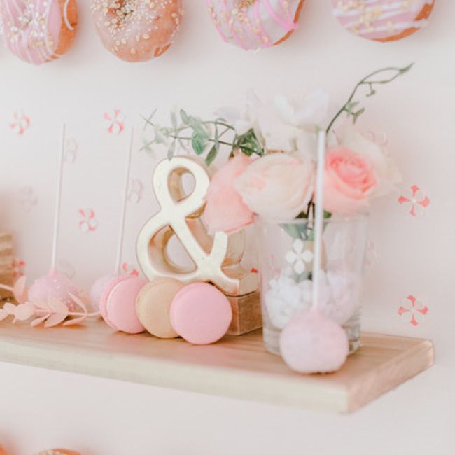 漂亮的粉红色的甜甜圈墙