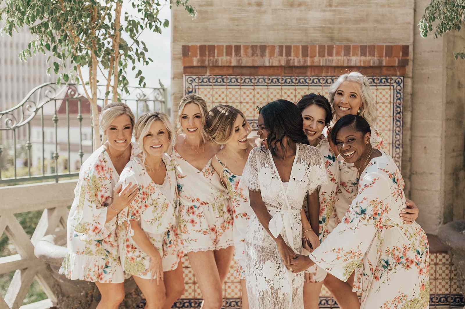 穿长袍的新娘和新娘聚会