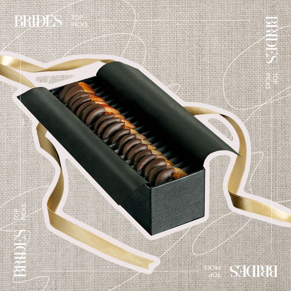 一盒巧克力椒盐卷饼的照片组合。