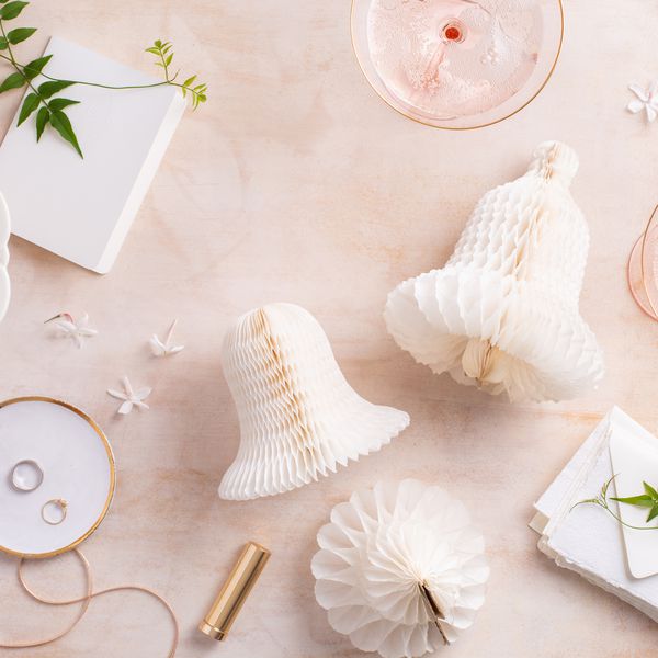 婚礼庆祝装饰放置在桃红色大理石表面上