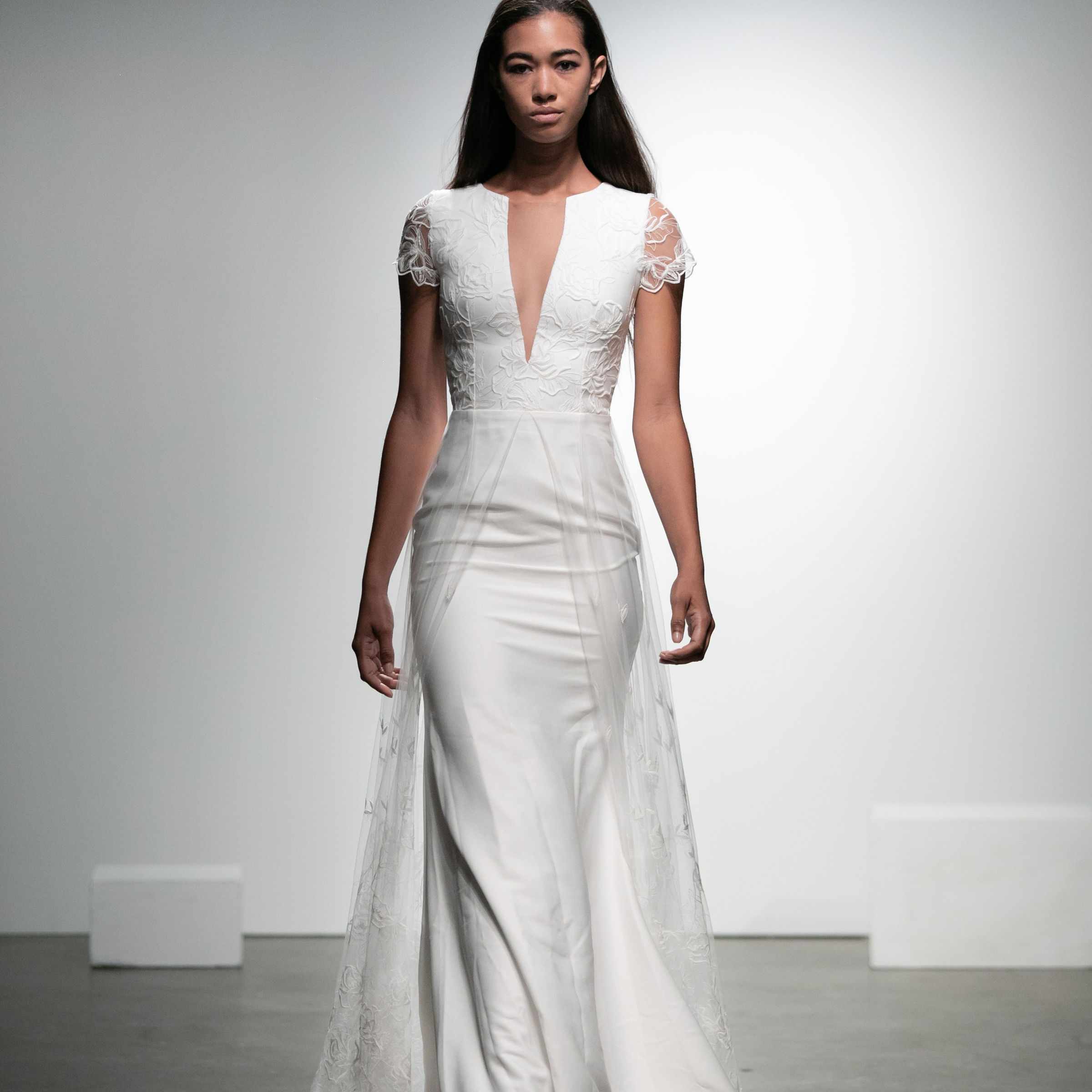 v领结婚礼服与帽袖，深v错觉领口，和刺绣薄纱裙