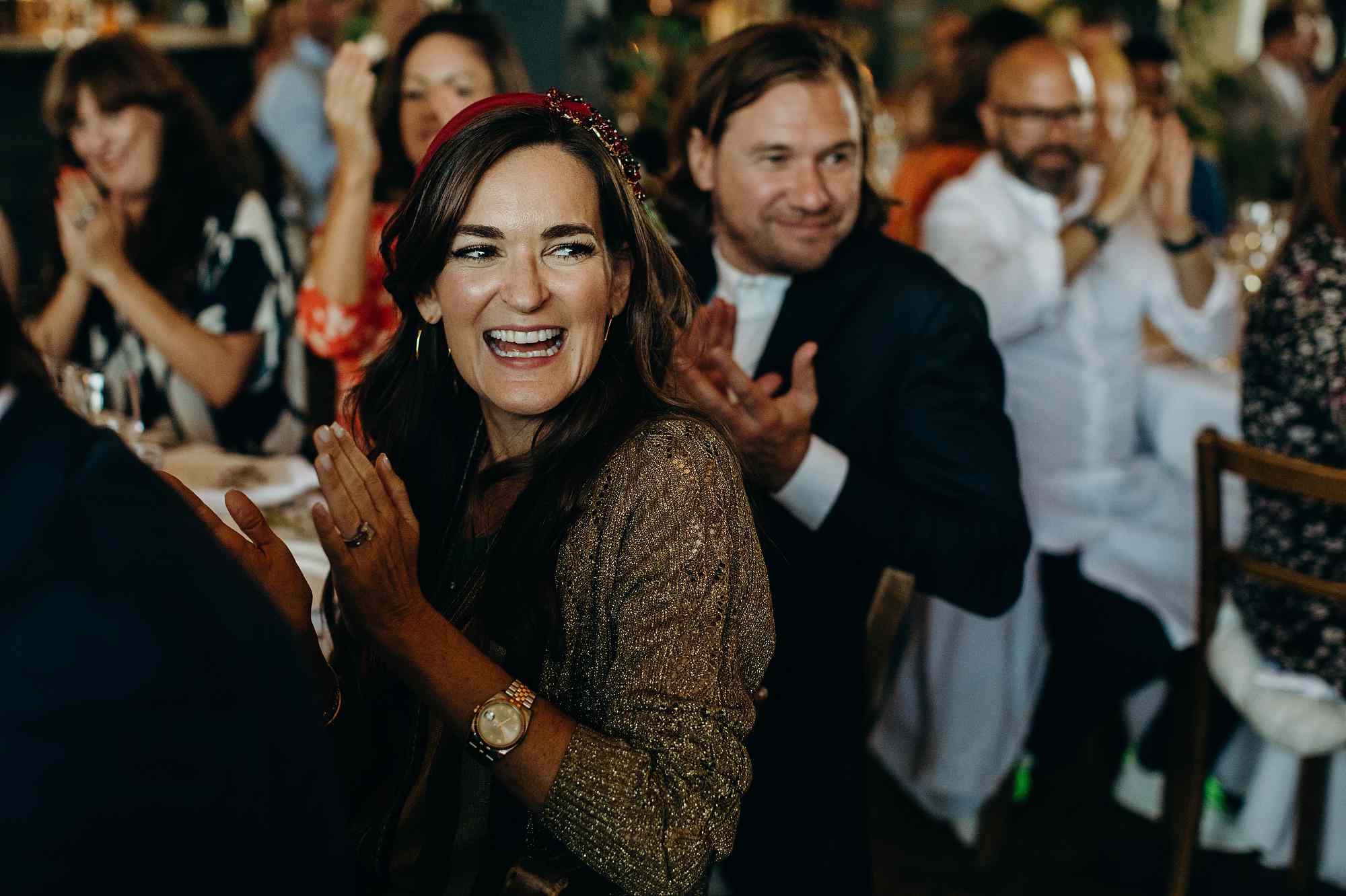 婚礼拍手的妇女