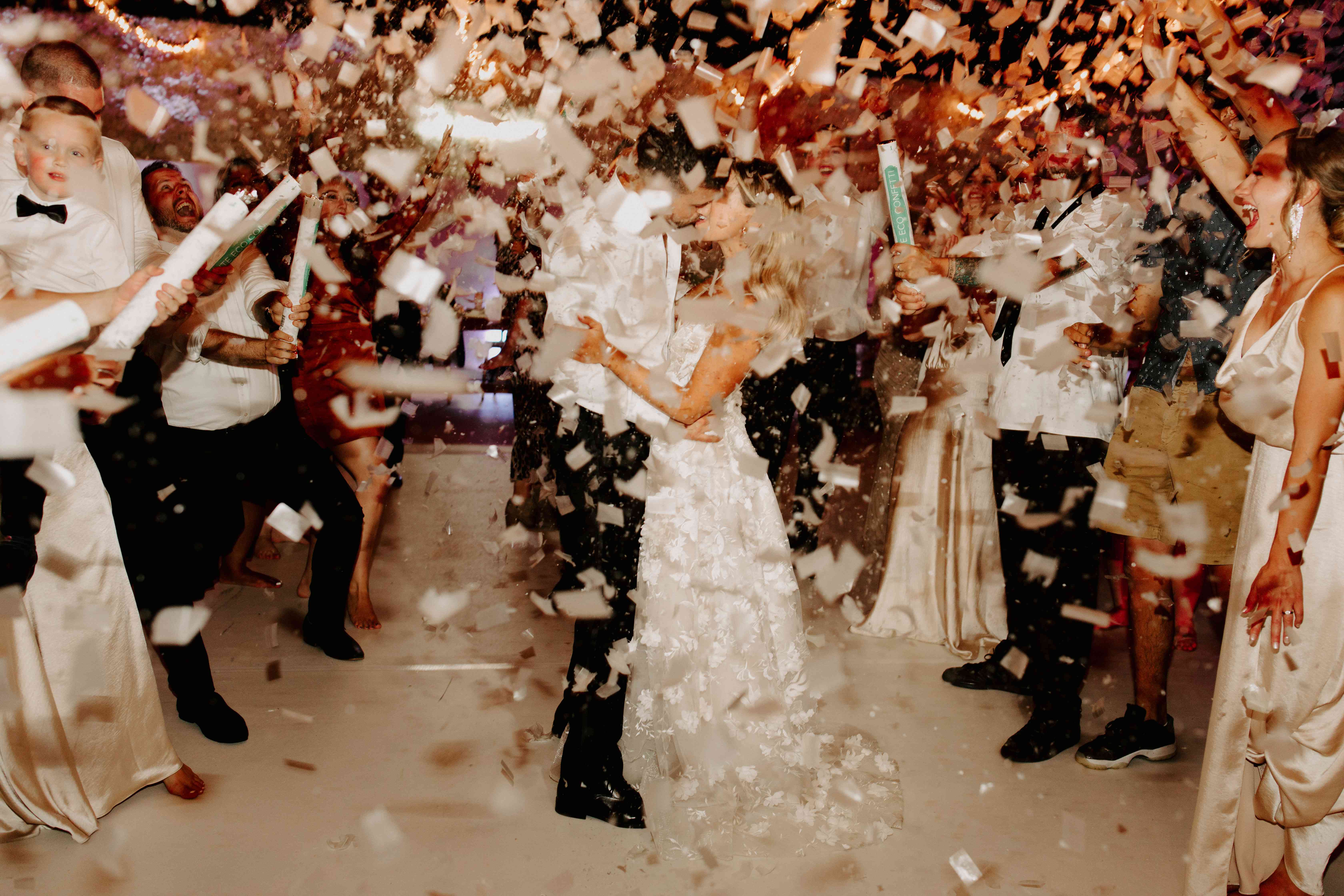 用五彩纸屑亲吻的情侣