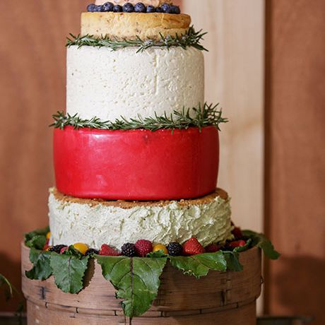 一种由各色奶酪制成的五层风味蛋糕，由卷心菜餐厅和餐饮部制作