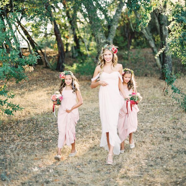 初中伴娘和花童走